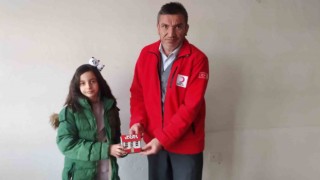 Hisarcıkta ilkokul öğrencisi Erva, kumbarasındaki harçlıklarını depremzedelere bağışladı