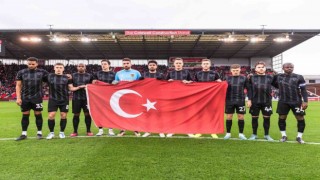 Hull Cityden Türk bayraklı saygı duruşu