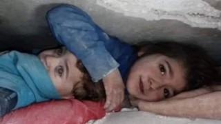 İdlibte saatler sonra 2 küçük çocuk enkazdan sağ çıkarıldı