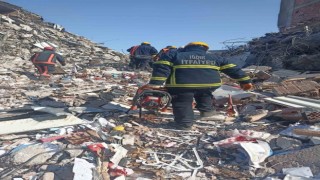 Iğdır itfaiyesi deprem bölgesinde çalışmalarına devam ediyor