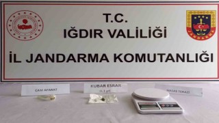 Iğdırda torbacıların sakladığı uyuşturucu menfez altında ve metruk binalarda çıktı