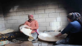 Iğdırın hamarat kadınları deprem bölgesi için ekmek pişiriyor