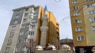 İki apartmanın arasında sıkışıp kalan cami ilginç bir görüntü sergiliyor