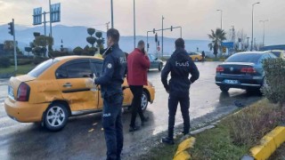İki araç kavşakta çarpıştı
