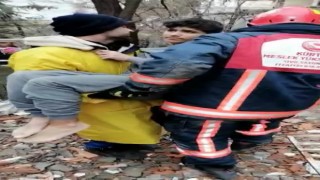 İki kardeş depremden 36 saat sonra sağ kurtarıldı