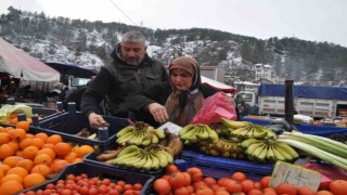 İlk emekli maaşını aldığı gün bir kamyon dolusu ürünü 5 liradan satacak