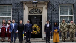 İngiltere Başbakanı Sunaktan savaşta ölenler için saygı duruşu