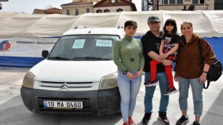 İranlı aile depremzedeler için arabasını satışa çıkardı