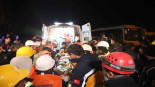 İskenderundan 161inci saatte güzel haber: 50 yaşındaki kadın kurtarıldı