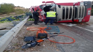 Isparta-Antalya karayolunda sebze yüklü tır devrildi: 1 ölü