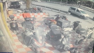 İstanbulda feci kaza kamerada: 2 araba ve 1 motosiklet pert oldu