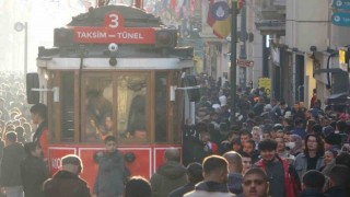 İstanbulda güneşli havayı fırsat bilen vatandaşlar İstiklal Caddesine akın etti