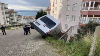 İterken kontrolden çıkan minibüs bahçe tellerinde asılı kaldı