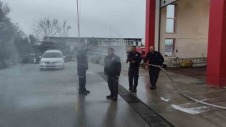 İtfaiyeciler emekli olan arkadaşlarını hortum ile ıslatarak uğurladı