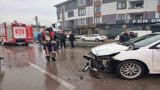 İtfaiyeye çarpan aracı sırtlarında tüplerle ittiler