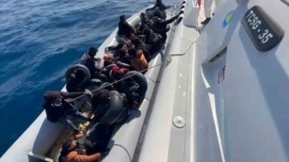 İzmir açıklarında 30 düzensiz göçmen kurtarıldı
