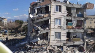 İzmir ekipleri depremin 102. saatinde bir canı daha kurtardı