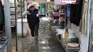 İzmir Kemeraltını yine su bastı, esnaf belediyeye tepki gösterdi