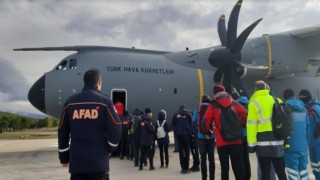 İzmir Valiliği, deprem bölgelerine 2 bin 331 personel gönderildiğini açıkladı