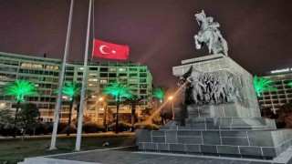 İzmirde bayraklar yarıya indirildi