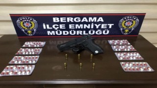 İzmirde durdurulan araçtan sentetik hap ve silah çıktı