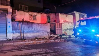 İzmirde faciadan dönüldü: Evin çatısı çöktü, 1 kişi yaralı kurtarıldı