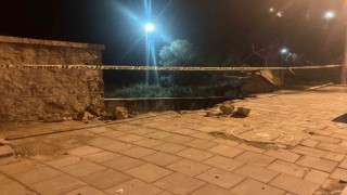 İzmirde hafif ticari araç dereye uçtu, 2 kişi hafif yaralandı