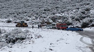 İzmirde karda mahsur kalan araçlar kurtarıldı