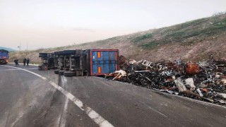 İzmirde kontrolden çıkan hurda yüklü çekici devrildi