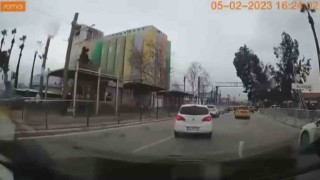 İzmirdeki ağaç devrilmeleri ve çatı uçmaları kamerada