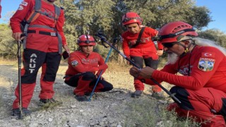 İzmirdeki depremde oğlunu kaybetti, yardım için enkaz alanına koştu
