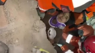 JAK timleri 9 yaşındaki Zeynepi 31 saat sonra böyle kurtardı