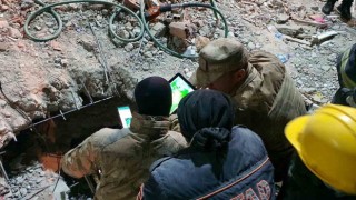 Jandarma 147nci saatte minik Eylülü enkazdan sağ olarak çıkardı