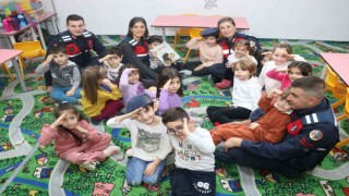 Jandarma çocukları mesleki alanlarında bilgilendirdi