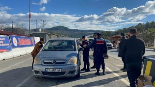 Jandarma ekipleri depremzedelere yiyecek ve içecek ikramı yapıyor