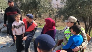 Jandarma ekiplerinden, enkaz altından kurtardıkları Güneş ailesine ziyaret