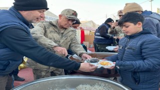 Jandarma Genel Komutanı Orgeneral Çetin, depremzedelere yemek dağıttı