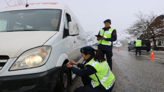 Jandarma kış lastiği uygulaması gerçekleştirdi