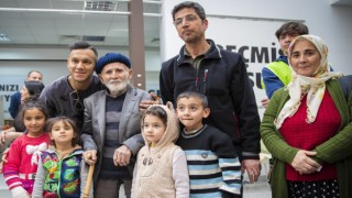 Josef De Souza Mersinde depremzedeleri ziyaret etti