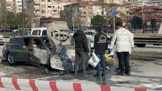 Kadiköyde hastane otoparkında otomobil alev alev yandı