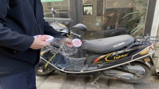 Kadıköyde kaldırımları işgal eden motosikletlere kente karşı suçtur yazılı etiket asıldı