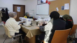 Kadın kursiyerler, deprem bölgesindeki çocuklar için eşofman takımı üretiyor