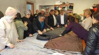 Kadınlar depremzedeler için uyku tulumu dikiyor