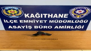 Kağıthanede kapkaç anı kamerada: Neye uğradığını şaşırıp peşlerinden koştu