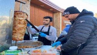 Kahramanmaraşa gelen arkadaş grubu, depremzedelere ücretsiz döner ikramında bulundu