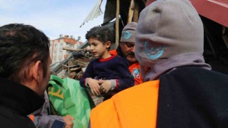 Kahramanmaraşta 32 saat sonra gelen mutluluk: Kardeşinin ardından o da kurtarıldı