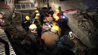 Kahramanmaraşta 65 saat sonra bir kişi daha enkazdan sağ kurtarıldı