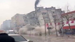Kahramanmaraşta 7 katlı binanın yıkılma anı kamerada