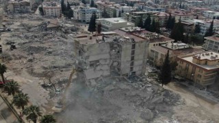 Kahramanmaraşta ağır hasarlı binaların yıkımı sürüyor