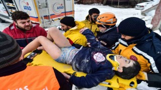 Kahramanmaraşta enkaz altında kalan minik Arda, depremden 22 saat sonra sağ olarak kurtarıldı